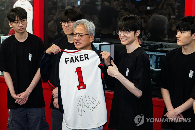 페이커 사인 기념품 받은 젠슨 황 CEO