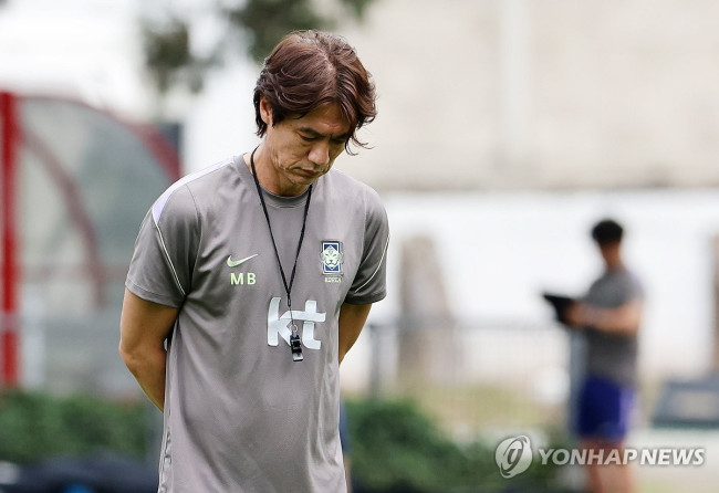 생각에 잠긴 홍명보 감독