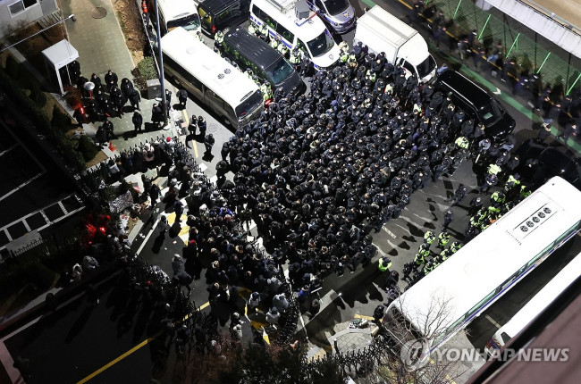 윤 대통령 2차 체포영장, 대치하는 공수처와 경호처