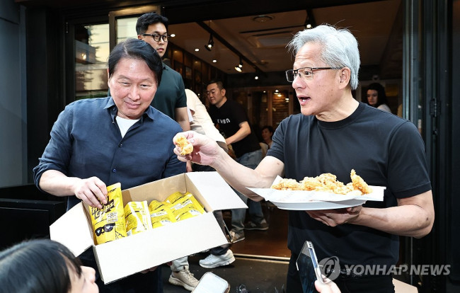 치킨 나눠주는 젠슨 황과 최태원 회장