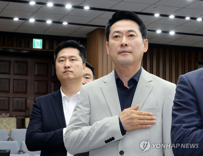 국기에 경례하는 장동혁 대표-우재준 최고위원