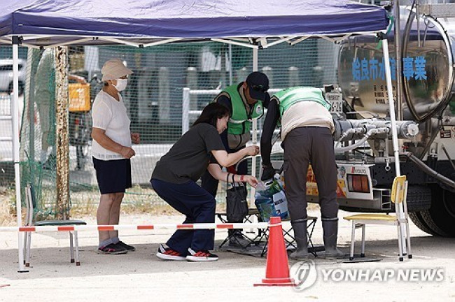 구마모토에서 급수차 물 받아 가는 주민