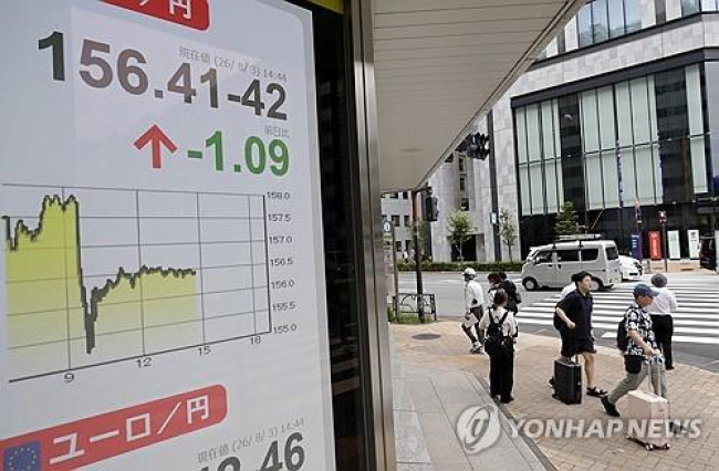 도쿄 시내의 엔화 환율 전광판