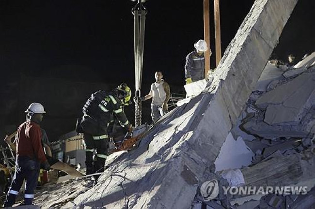 구조작업 중인 콜롬비아 페레이라시 지진피해 현장
