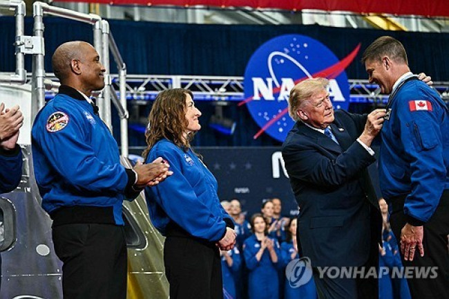 달 탐사 유인 우주선 '아르테미스 2호' 비행사들에게 명예훈장 수여하는 트럼프