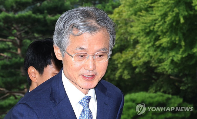 출근하는 조희대 대법원장
