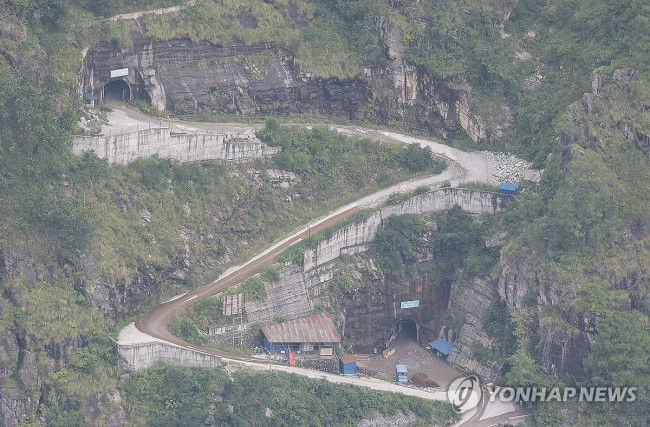 물 쏟아지는 발전소 인근 터널