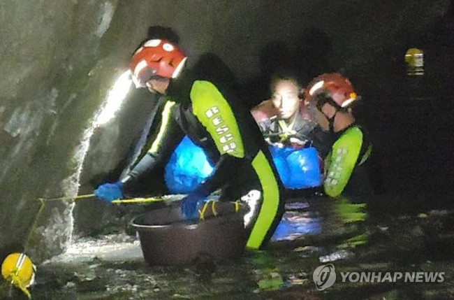네팔·한국 구호대, 중국인 1명 구조